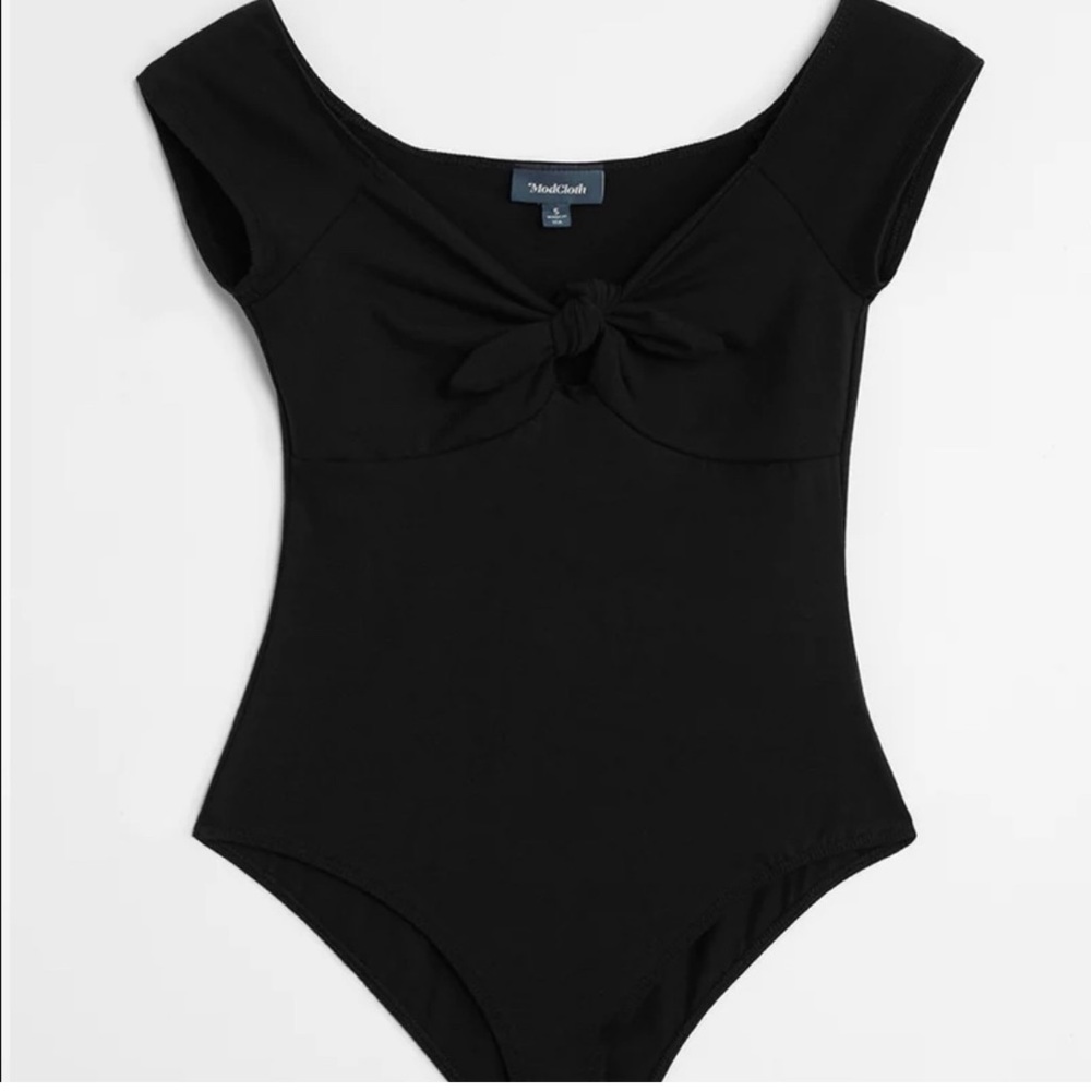 ModCloth Bow On Tie-Front Bodysuit